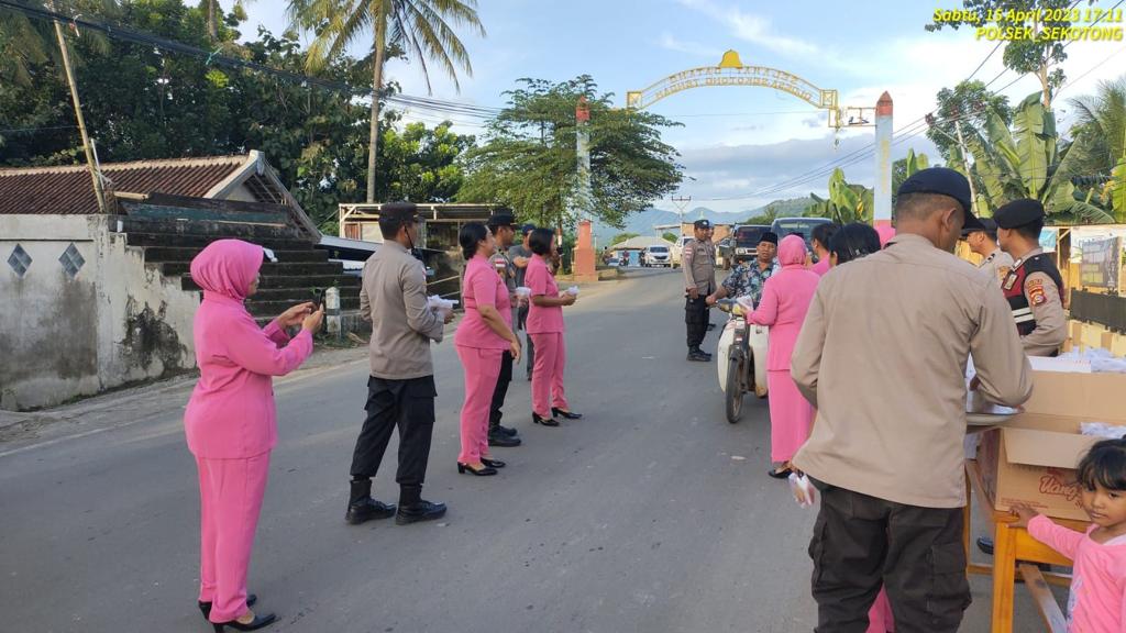 Kapolsek Sekotong dan Bhayangkari Ranting Sekotong Bagikan Takjil Ceria