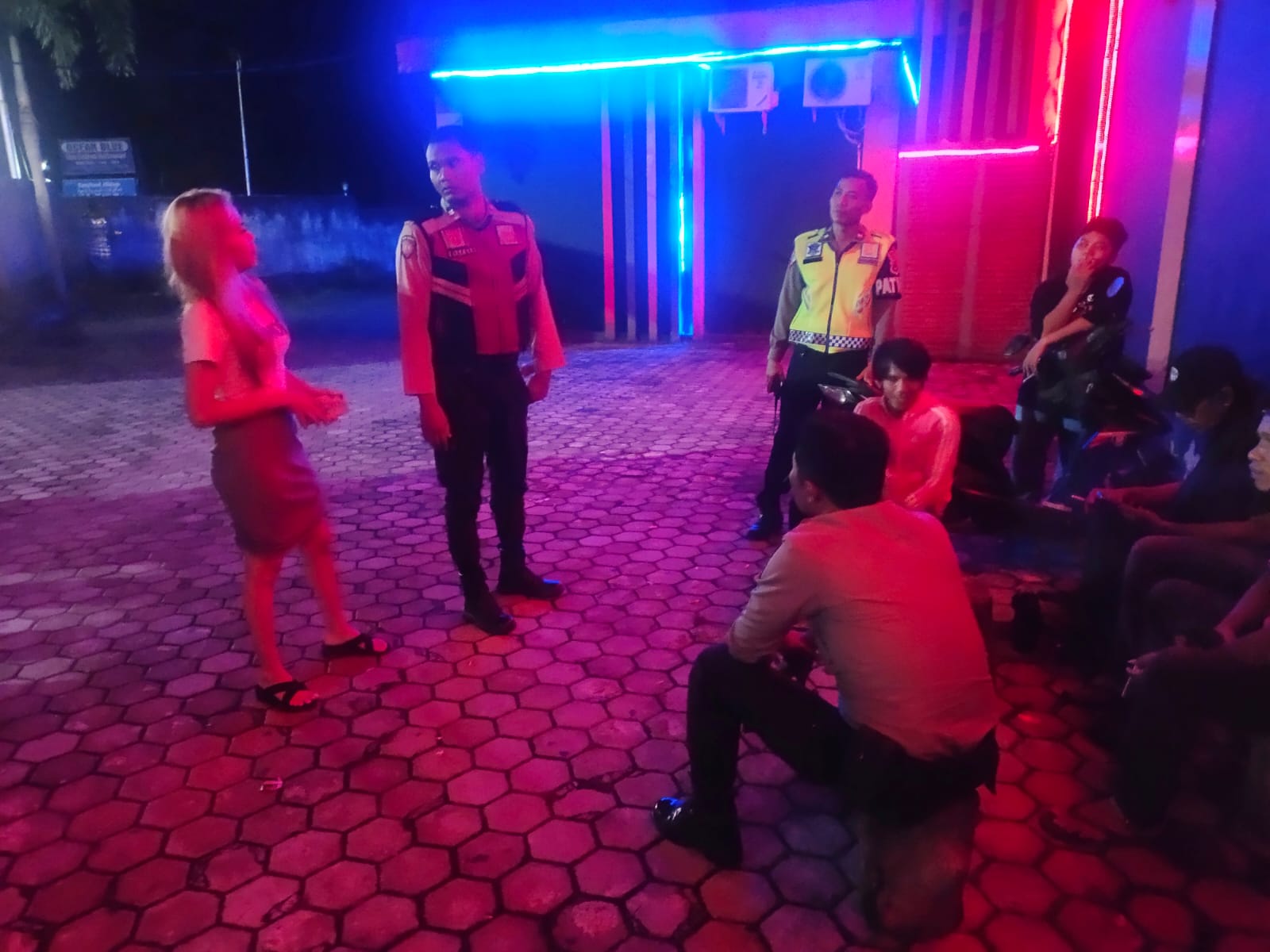 Patroli Dialogis Polisi di Lombok Barat, Ciptakan Rasa Aman dan Nyaman di Tempat Hiburan Malam