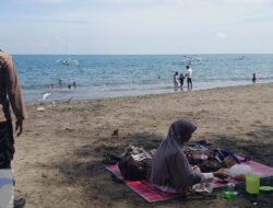 Personel Kepolisian Sektor Lembar Lakukan Patroli di Obyek Wisata Pantai Cemare