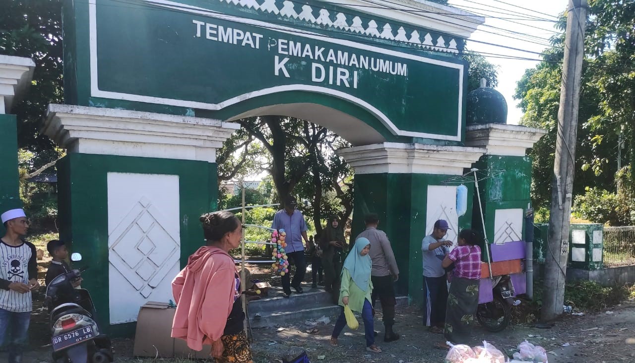 Polsek Kediri Lombok Barat Lakukan Pengamanan Masyarakat Berziarah di Pemakaman Umum