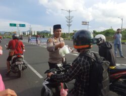 Polsek Labuapi Berbagi Takjil di Monumen Tembolak Pelangi, Beri Kesan Manis di Bulan Suci Ramadhan