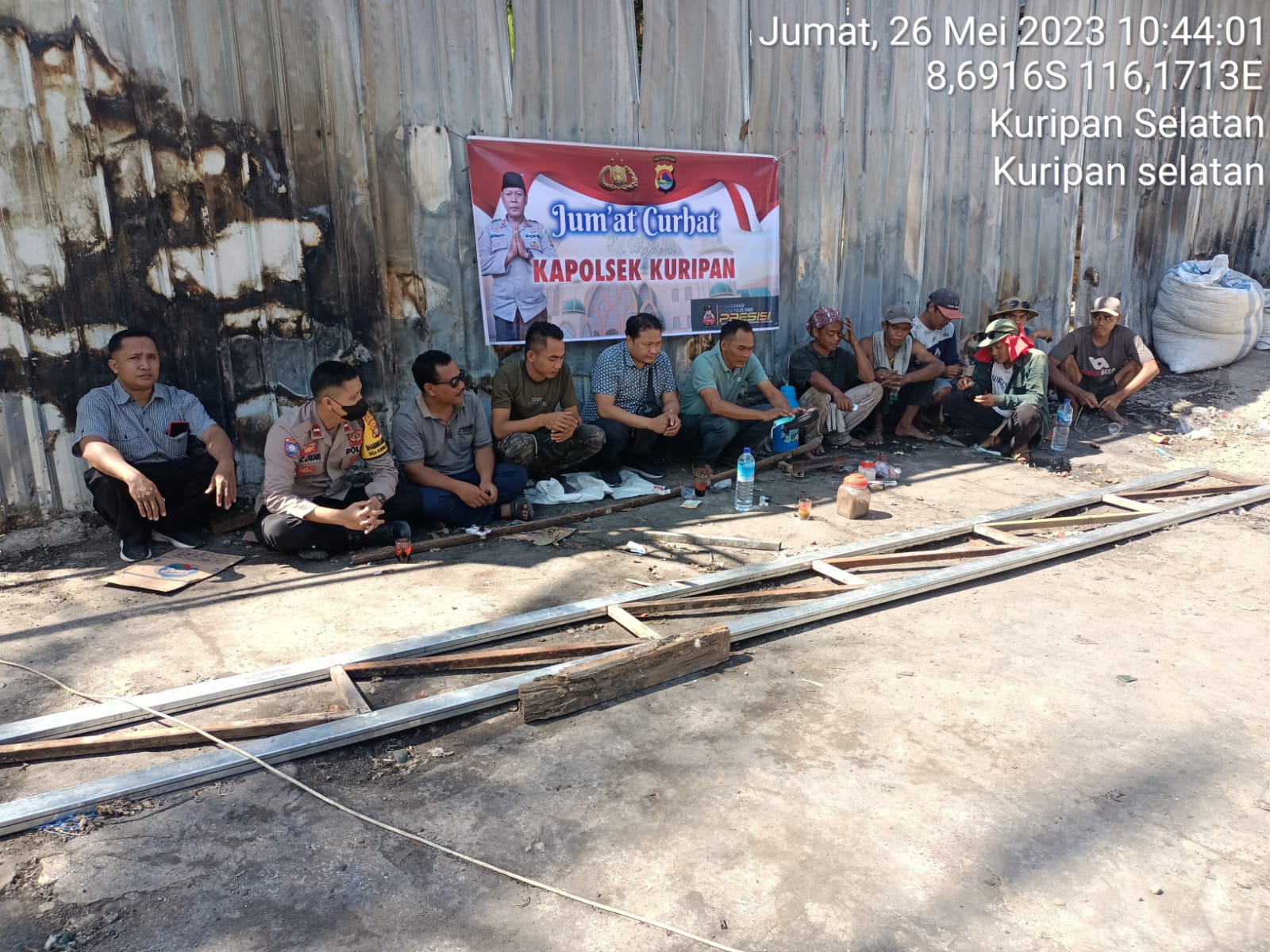 Kapolsek Kuripan Melakukan Jumat Curhat di Dusun Pelabu Barat, Desa Kuripan Selatan