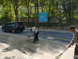 Membersihkan Tumpahan Solar, Upaya Polsek Batulayar Antisipasi Gangguan Kamtibmas