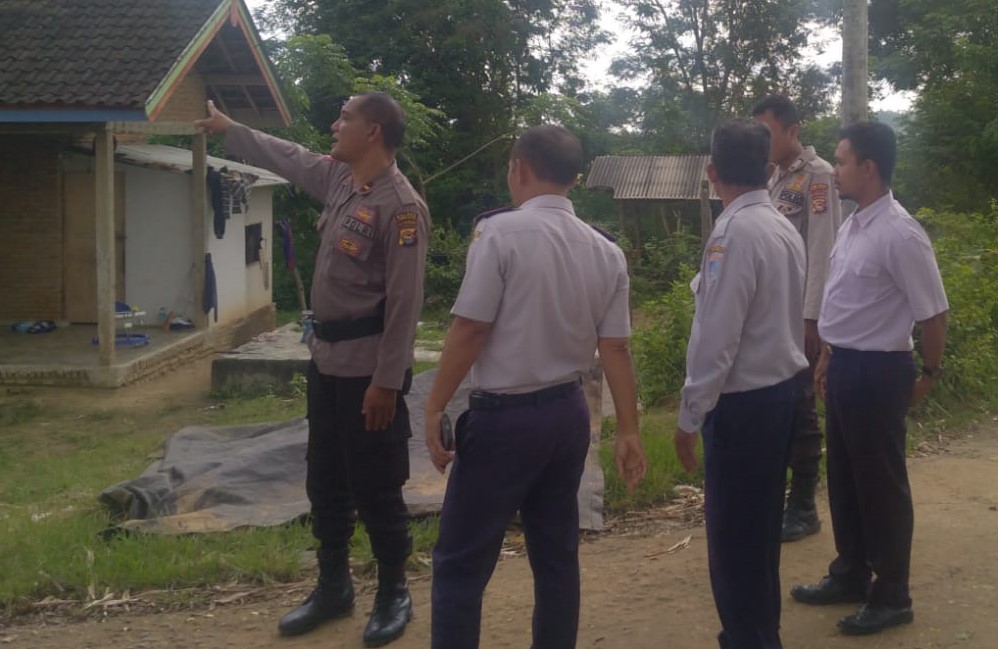 Polisi dan Dishub Lombok Barat Periksa Tiang Lampu Penerangan Jalan di Dusun Guli, Desa Mareje