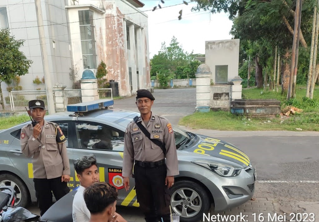 Polsek Gerung Lakukan Patroli Rutin di Sekitar Taman kota dan Kantor KPU Lombok Barat untuk Menjaga Kamtibmas