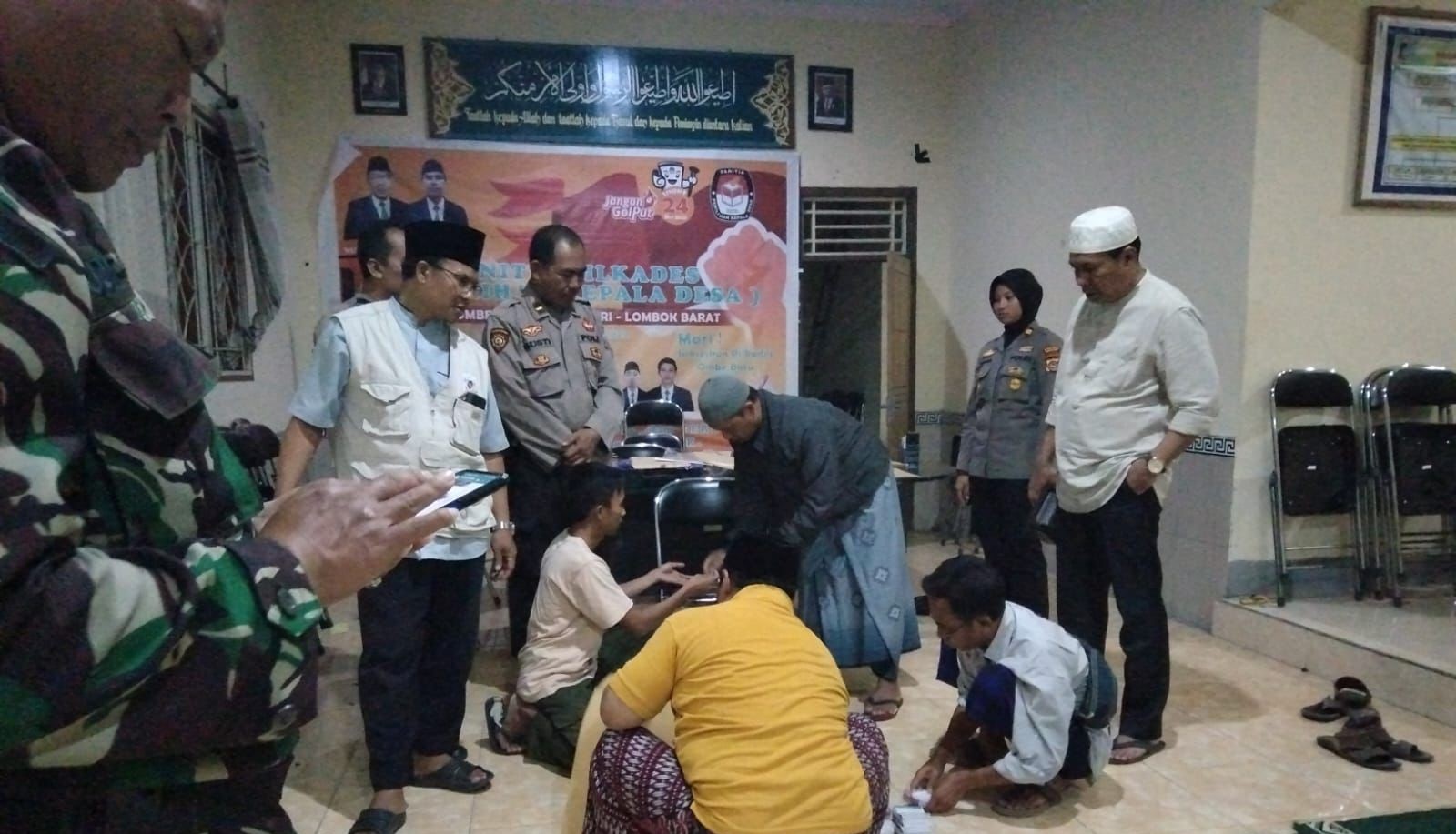 Polsek Kediri Lakukan Pengamanan dan Pemantauan Pengepakan Logistik Pilkades Ombe Baru