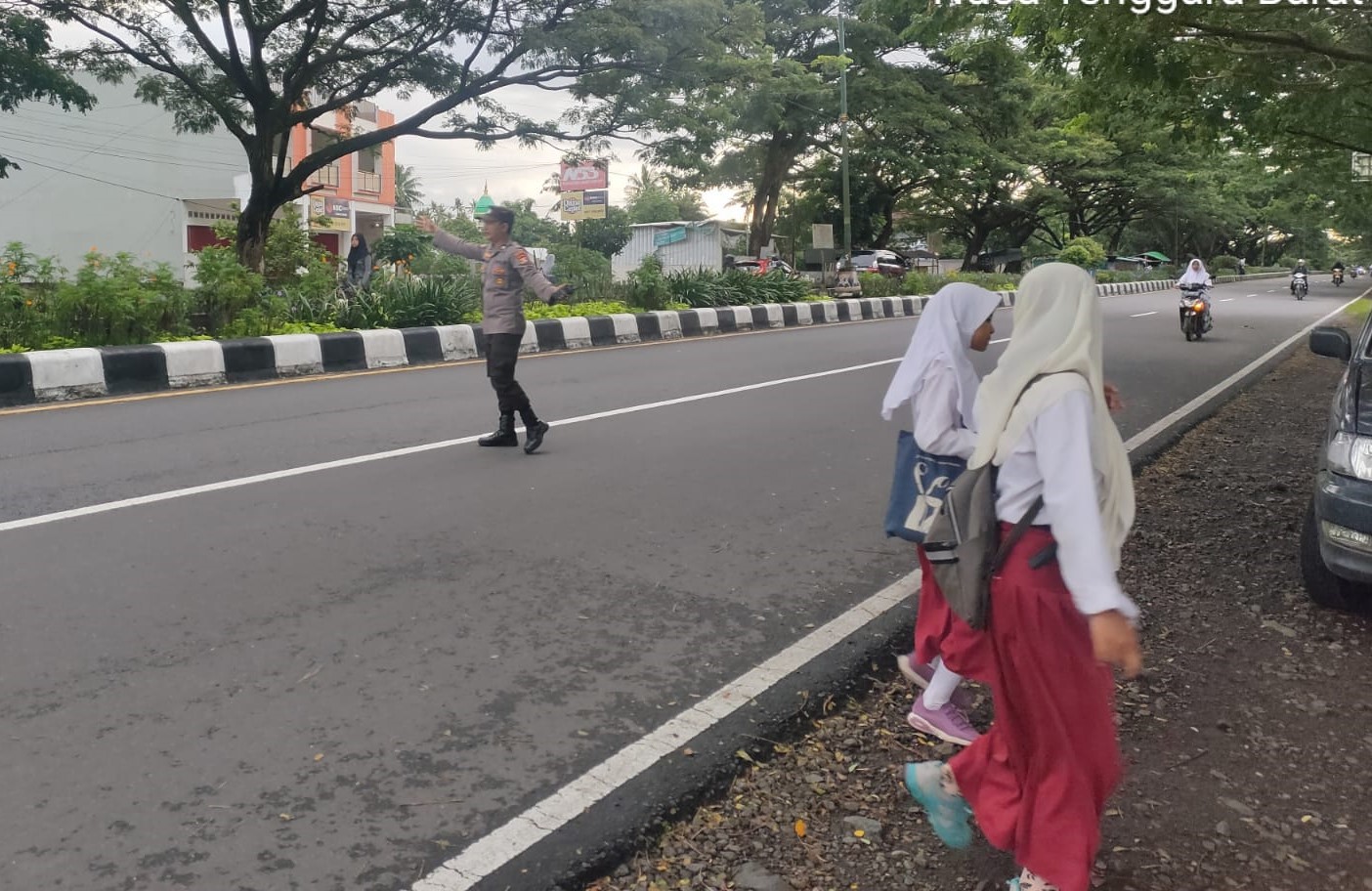 Polsek Kuripan Berjaga di Simpang 3 Sedayu, Ciptakan Keamanan dan Ketertiban Lalu Lintas di Pagi Hari