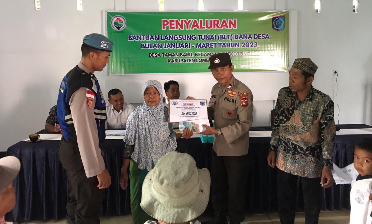 Polsek Sekotong Amankan dan Monitor Penyaluran BLT DD di Desa Taman Baru, Lombok Barat
