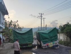 Truk Fuso Terjebak di Jalan Rusak, Polisi Antisipasi Kemacetan Parah Menuju Pelabuhan Gili Mas
