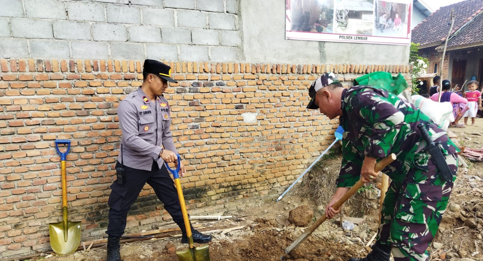 Bedah Rumah Warga Dalam Rangka Program Rumah Sejahtera Terpadu Momen ...