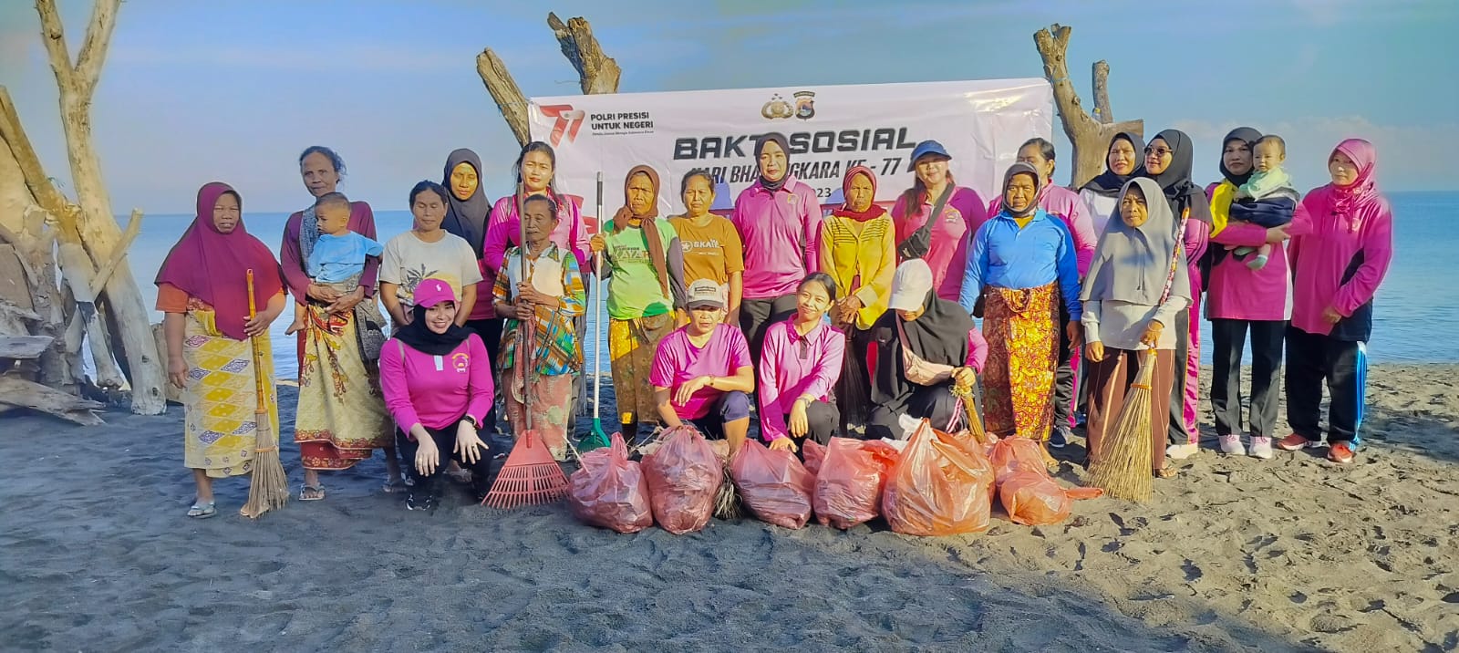 Bhayangkari Ranting Labuapi Gelar Kegiatan Bakti Sosial di Pantai Batas Senja II