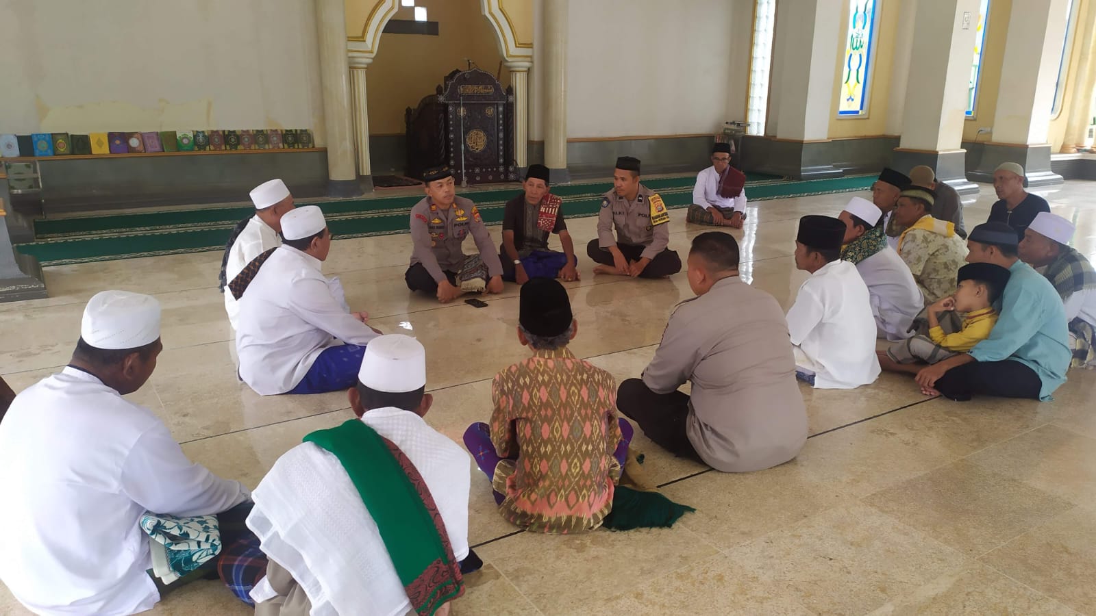 Kapolsek Gerung Gelar Program Jumat Curhat Polri untuk Meningkatkan Kedekatan dengan Masyarakat