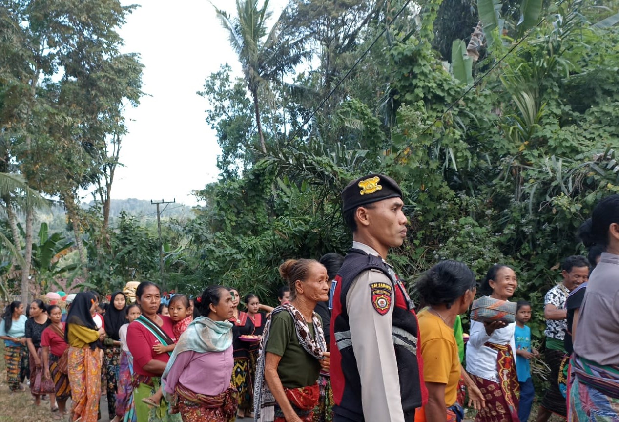 Kegiatan Nyongkolan Masyarakat Desa Mareje Timur, Mendapat Pengamanan dari Kepolisian