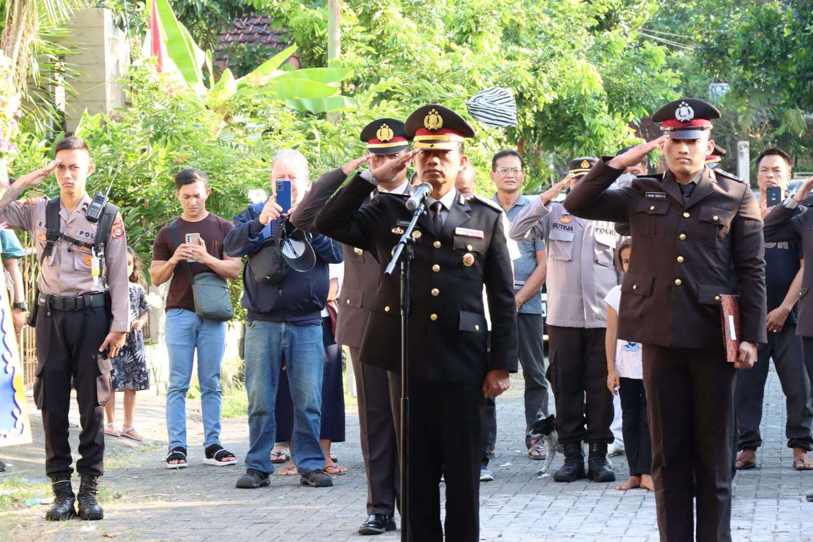 Polres Lombok Barat Gelar Upacara Pelepasan Almarhum Purn. Kombes Pol Drs. Dewa Maningka Jaya