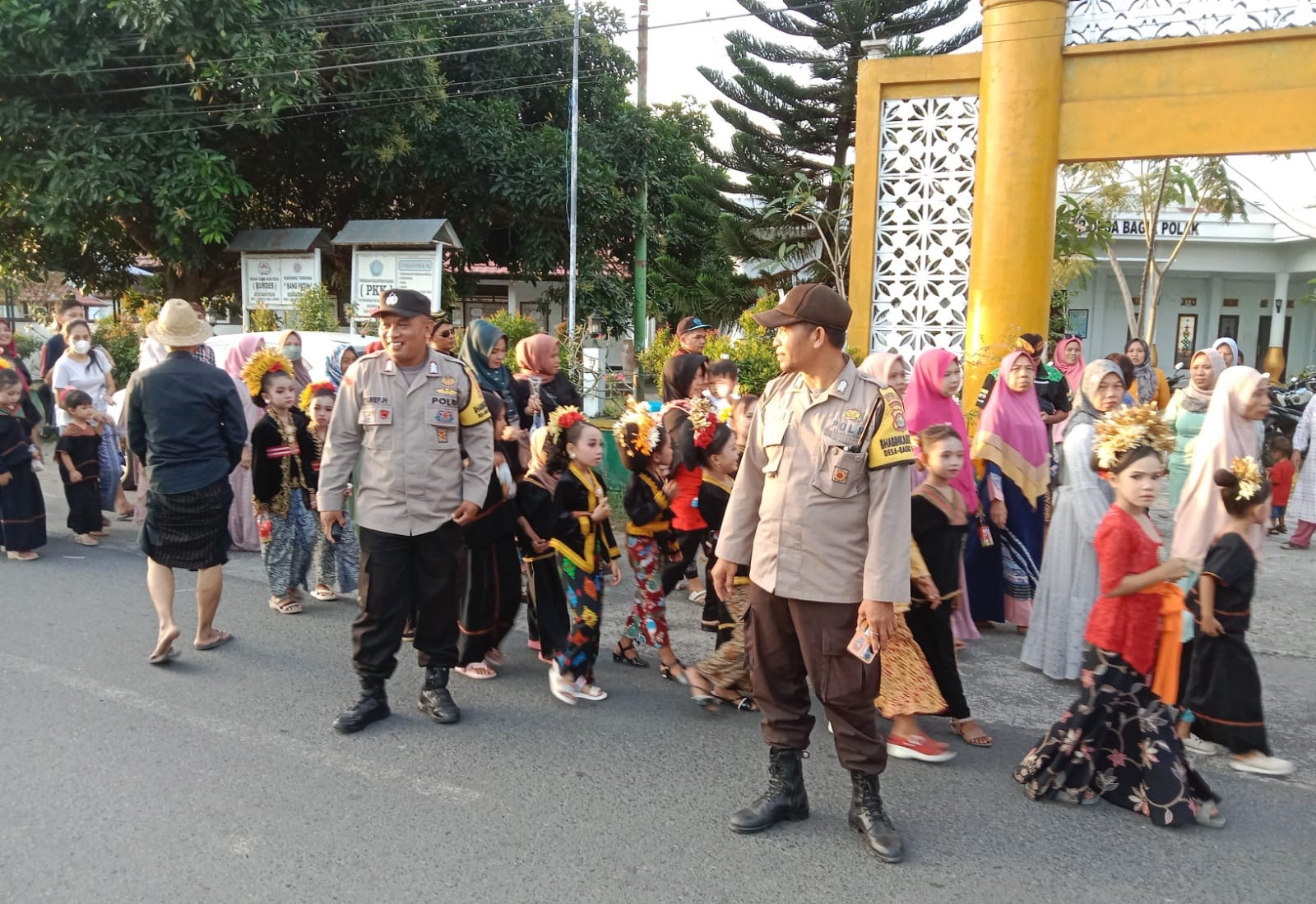 Polsek Labuapi Amankan dan Atur Arus Lalu Lintas Tradisi Adat Nyongkolan