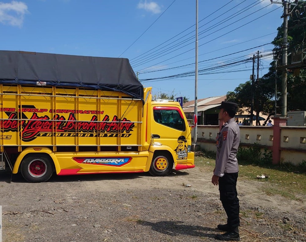 Polsek Lembar Amankan Kegiatan Penertiban Parkir Truk di Terminal Segenter, Parkir Makin Rapi