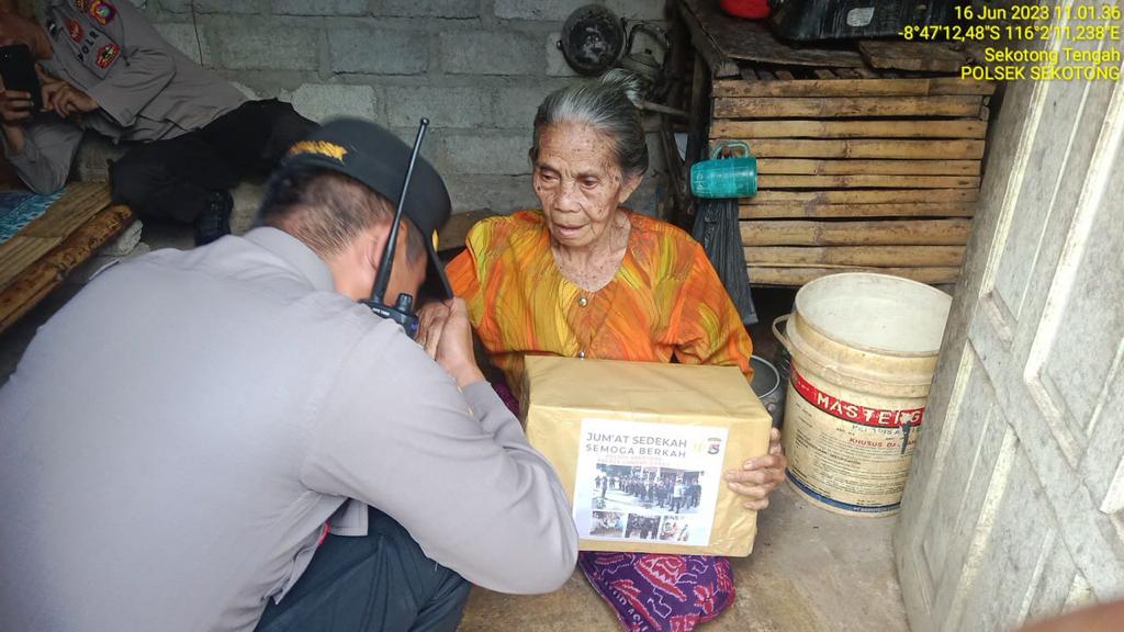 Polsek Sekotong Bantu Warga Tidak Mampu dan Lansia yang Sakit Melalui Kegiatan Jumat Sedekah