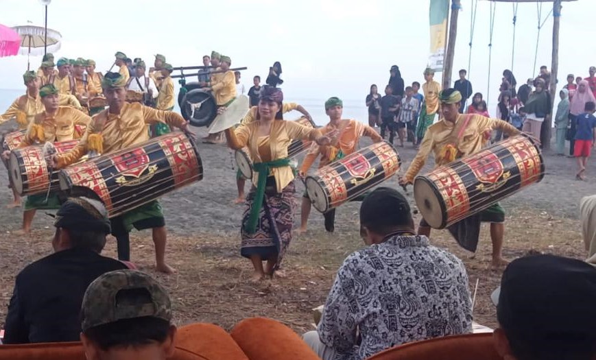 Festival Budaya Bau Keke di Pantai Serpiq