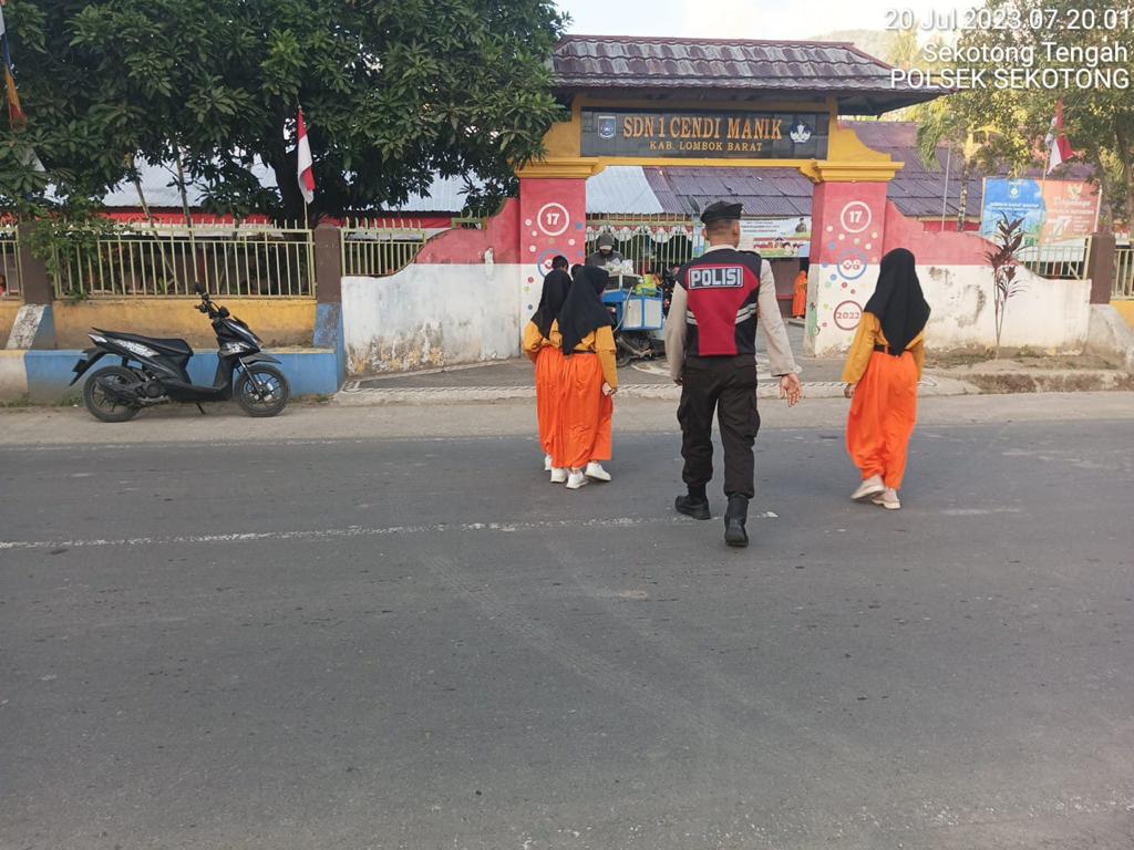 Menempatkan Personelnya untuk Pengaturan Lalulintas Pagi