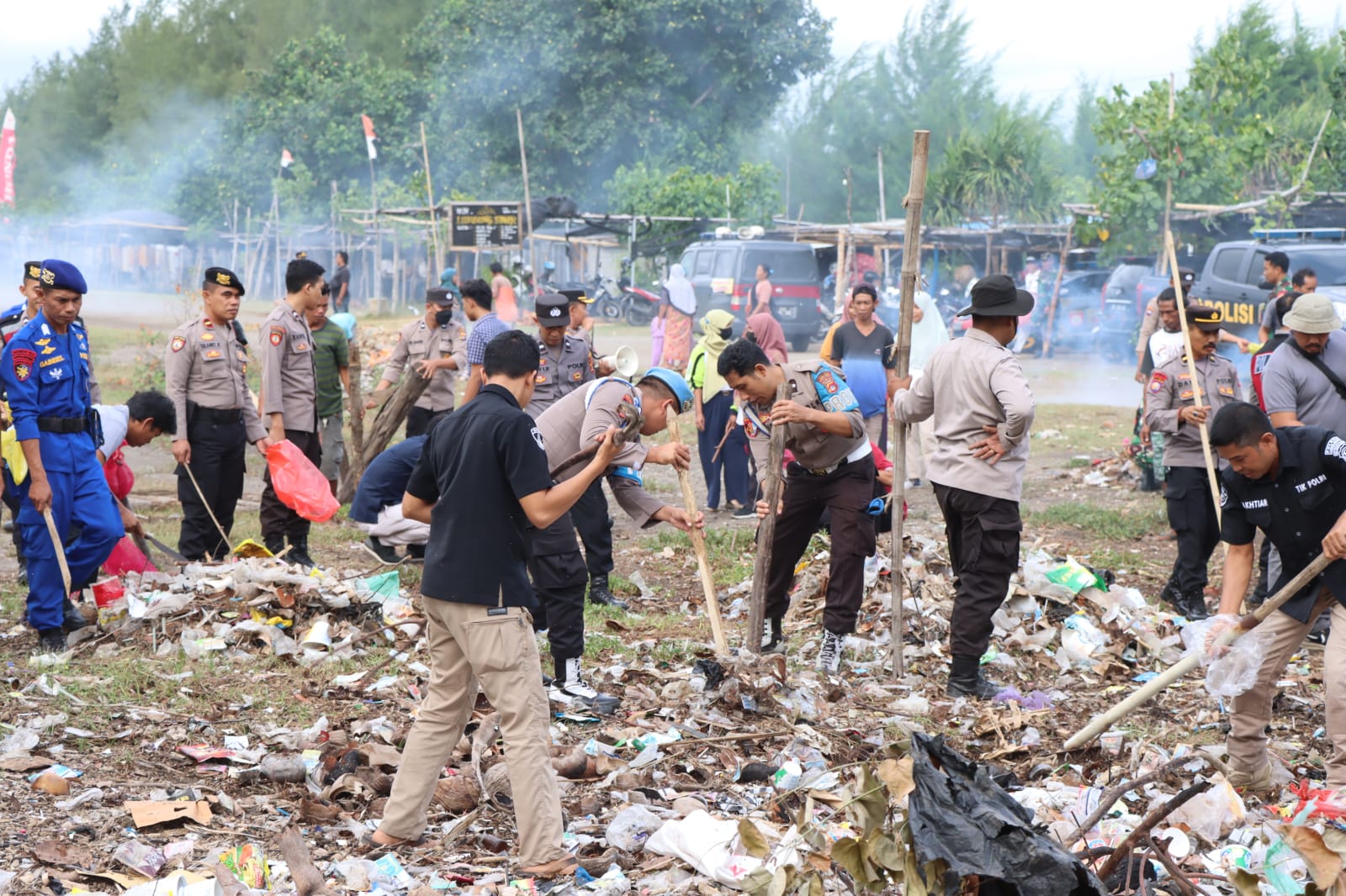 Pembersihan Sampah di Pantai Kupu-Kupu Dusun Cemare, Lombok Barat