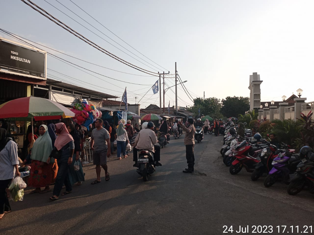 Pengaturan Arus Lalu Lintas di Pasar Sore Paok Kambut, Polsek Labuapi Beri Himbauan kepada Juru Parkir