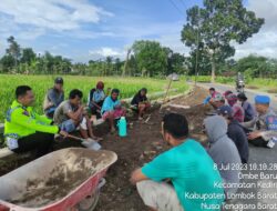 Personel Polsek Kediri Memastikan Kelancaran Arus Lalu Lintas Melalui Patroli Dialogis di Desa Ombe Baru