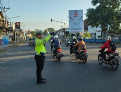 Tingkatkan Kesadaran dan Keselamatan Berkendara, Polres Lombok Barat Lakukan Pelayanan dan Pengaturan Lalu Lintas