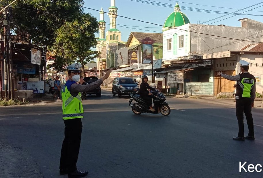 Polsek Batulayar Cegah Kemacetan dan Kerawanan Lalu Lintas di Simpang 3 Montong