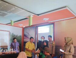 Bantuan Telur untuk Warga Stanting: Polsek Batulayar Pantau dan Amankan Prosesnya
