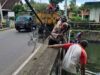 Polsek Gerung Kompak Bersama kelurahan Dasan Geres dan Masyarakat Sekitar Bersih-bersih Sungai