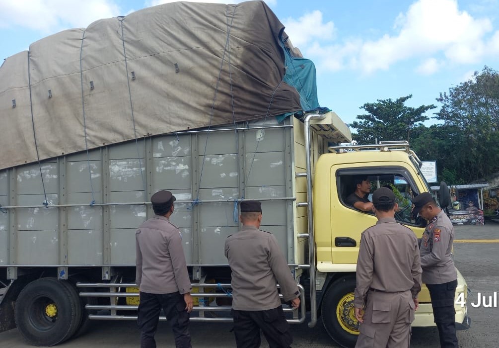 Polsek Kawasan Pelabuhan Lembar Meningkatkan Keamanan dengan Pemeriksaan Ketat di Pelabuhan