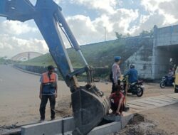 Polsek Labuapi Lakukan Pengamanan Perbaikan Jalan dan Drainase di Terowongan Underpas Bajur/Mavila, Lombok Barat