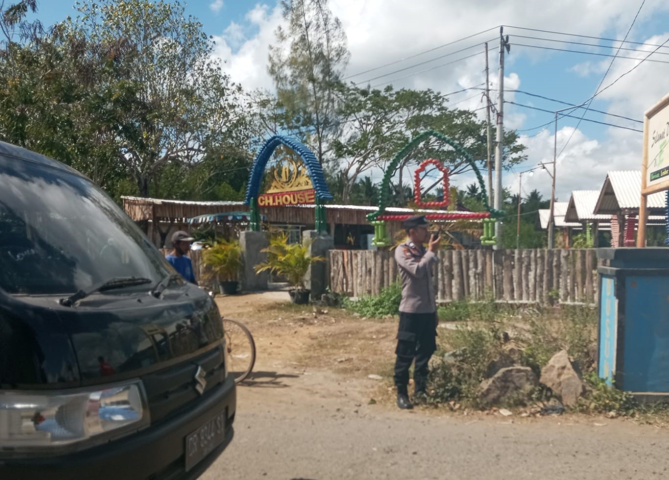 Polsek Lembar Patroli Pantai Cemare, Wisatawan Merasa Aman dan Nyaman