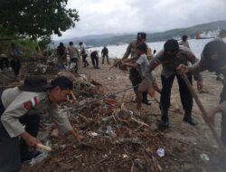 Polsek Sekotong Bersama Koramil Sekotong 1606 dan Warga Masyarakat Bersihkan Pantai di Sekotong, Lombok Barat