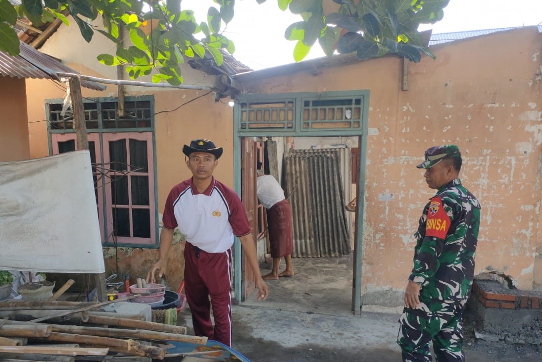 TNI-Polri, Pemdes dan Masyarakat Gotong Royong Bongkar Rumah Bantuan Rehab di Kediri