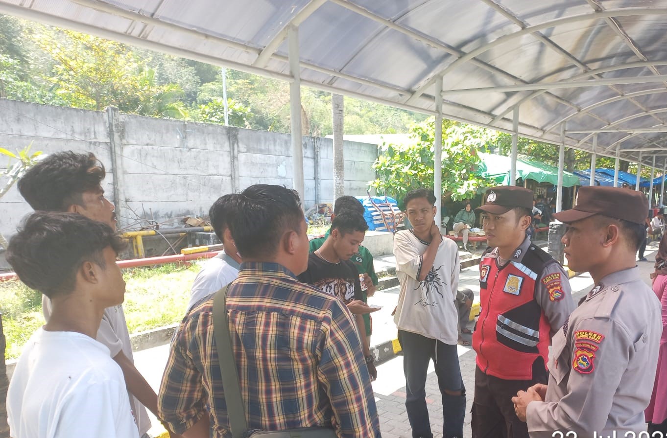 Polsek Kawasan Pelabuhan Lembar Edukasi Penumpang Bus tentang Bahaya Perdagangan Orang dan Penipuan