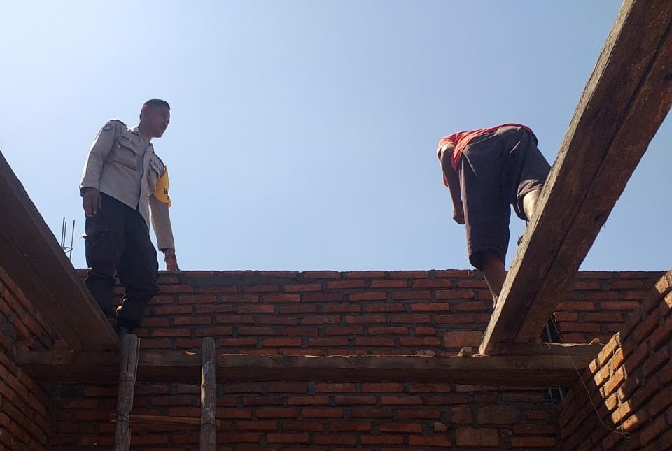 Gotong Royong Bersama Bhabinkamtibmas, Warga Desa Rumak Bangun Rumah Layak Huni