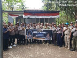Jumat Curhat di Sekotong, Kapolsek Sekotong Bagikani Sepatu Tinggi kepada Security