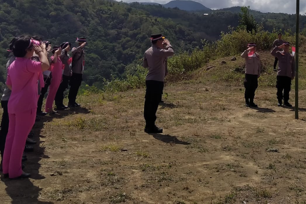 Kapolres Lombok Barat Pimpin Pengibaran Bendera di Bukit Perbatasan