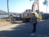 Kapolsek Lembar Pengaturan Lalu Lintas untuk Perbaikan Jalan Provinsi NTB Berjalan Aman dan Lancar