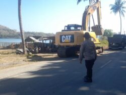 Kapolsek Lembar: Pengaturan Lalu Lintas untuk Perbaikan Jalan Provinsi NTB Berjalan Aman dan Lancar