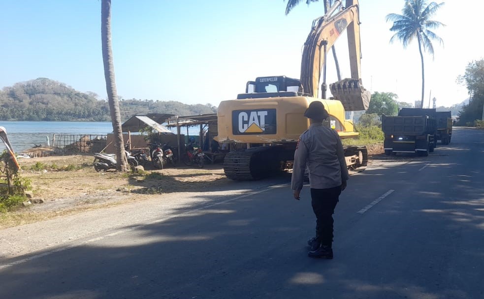 Kapolsek Lembar Pengaturan Lalu Lintas untuk Perbaikan Jalan Provinsi NTB Berjalan Aman dan Lancar