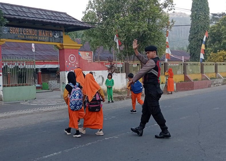 Pengaturan Lalu Lintas Pagi, Polisi Beri Rasa Aman kepada Masyarakat Sekotong