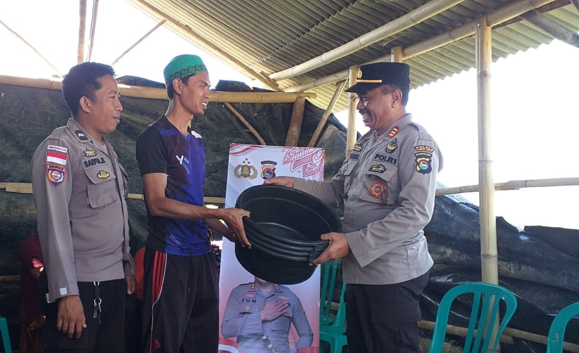 Polisi dan Masyarakat Dusun Madak Bersatu Atasi Banjir dan Keterbatasan Produksi Garam