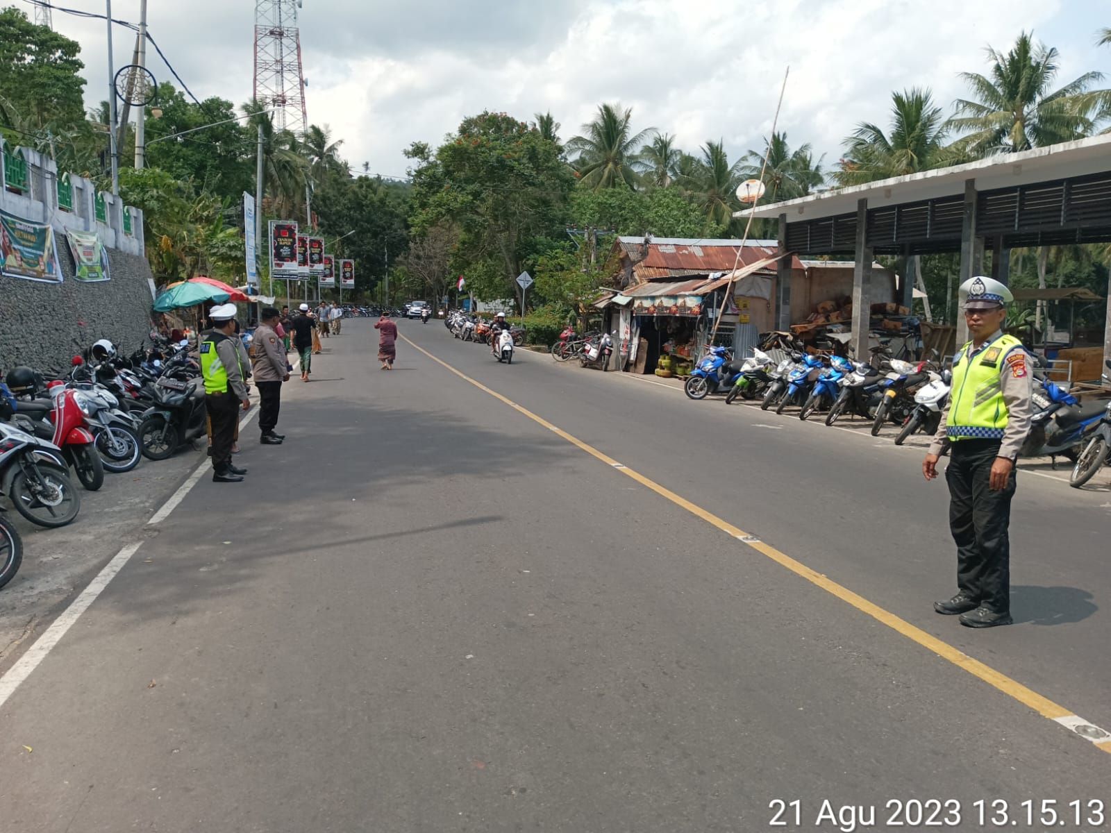 Polsek Batulayar Amankan Pemakaman Warga dan Lalu Lintas di makam Keramat Batulayar