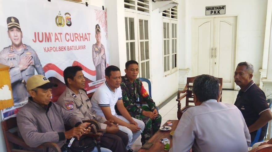 Polsek Batulayar menggelar kegiatan Jumat Curhat di Kantor Desa Batulayar