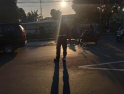 Polsek Kediri Atur Lalu Lintas di Pagi Hari, Bantu Warga dan Siswa Hindari Macet dan Kecelakaan