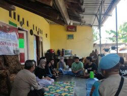 Polsek Kuripan dan Mahasiswa KKN Muhammadiyah Jalin Komunikasi dan Kerjasama di Jumat Curhat