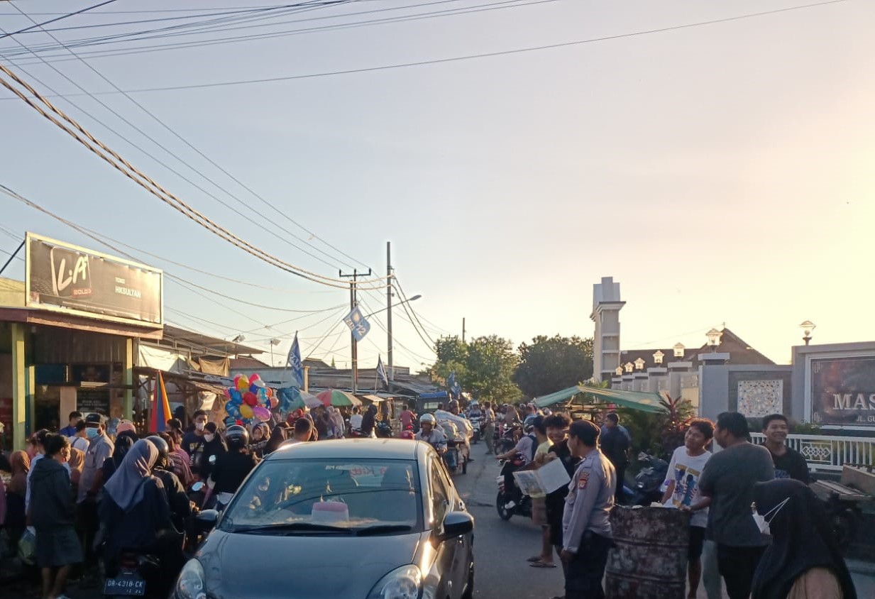 Polsek Labuapi Amankan dan Atur Lalu Lintas di Pasar Paok Kambut, Warga Merasa Aman dan Nyaman