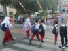 Polsek Labuapi Bantu Anak Sekolah Lewat Jalan Raya
